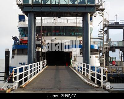 La rampe d'accès au ferry de l'île de Vlieland à Harlingen, Frise, pays-Bas.Le voyage au-dessus de la mer peu profonde de Wadden prend environ 90 minutes. Banque D'Images