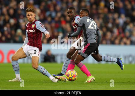 Birmingham, Royaume-Uni.05e décembre 2021.Patson Daka de Leicester City (29) et Matty Cash de Aston Villa (l) en action.Premier League Match, Aston Villa et Leicester City à Villa Park à Birmingham le dimanche 5 décembre 2021. Cette image ne peut être utilisée qu'à des fins éditoriales.Utilisation éditoriale uniquement, licence requise pour une utilisation commerciale.Aucune utilisation dans les Paris, les jeux ou les publications d'un seul club/ligue/joueur. photo par Andrew Orchard/Andrew Orchard sports Photography/Alamy Live News crédit: Andrew Orchard sports Photography/Alamy Live News Banque D'Images