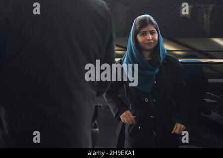 Washington, États-Unis.06e décembre 2021.Malala Yousafzai, lauréate du prix Nobel de la paix au Pakistan, arrive à une réunion avec le secrétaire d’État américain, Antony Blinken, au département d’État de Washington DC, aux États-Unis.Crédit : SOPA Images Limited/Alamy Live News Banque D'Images