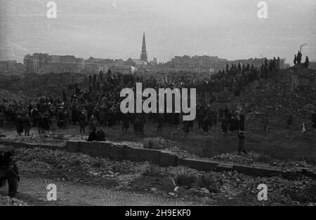 Varsovie, 1947-11-01.Obchody Dnia Wszystkich Œwiêtych na Pawiaku, zorganizowane przez Polski Zwi¹zek By³ych WiêŸniów Politycznych.NZ. Mieszkañcy Warszawy zgromadzeni na mszy œwiêtej.W g³êbi widoczny koœció³ ewangelicko-refomowany przy ul.PAP/Stanis³aw D¹browiecki Leszno. kaVarsovie, le 1er novembre 1947.Célébration de la Toussaint sur le site de l'ancienne prison de Pawiak organisée par l'Union polonaise des anciens prisonniers politiques.Photo : les habitants de Varsovie se sont rassemblés à une messe sainte.En arrière-plan l'Eglise réformée évangélique sur la rue Leszno. ka PAP/Stanislaw Dabrowiecki Banque D'Images