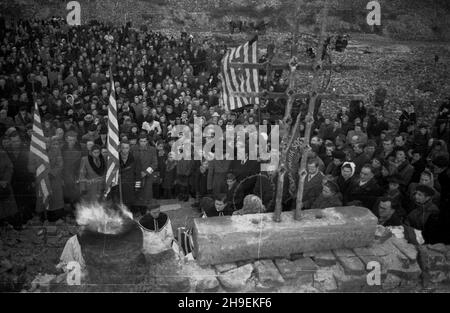 Varsovie, 1947-11-01.Obchody Dnia Wszystkich Œwiêtych na Pawiaku, zorganizowane przez Polski Zwi¹zek By³ych WiêŸniów Politycznych.NZ. Msza œwiêta.Krzy¿ na o³tarzu polowym wykonano z krat wiêziennych. ka PAP/Stanis³aw D¹browieckiVarsovie, le 1er novembre 1947.Célébration de la Toussaint sur le site de l'ancienne prison de Pawiak organisée par l'Union polonaise des anciens prisonniers politiques.Photo : une messe sainte.La croix sur l'autel de campagne était faite de barreaux de prison. ka PAP/Stanislaw Dabrowiecki Banque D'Images