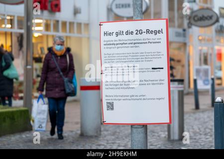 Marché de Noël dans la ville, Königsstrasse, pendant la quatrième vague de Corona, 2G règlement, signes, à Duisburg, NRW,Allemagne, Banque D'Images