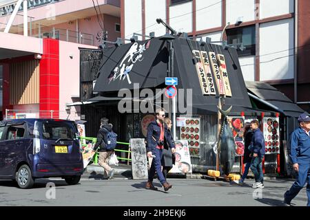 Un petit et ancien restaurant japonais vendant des sushis et des sashimi dans le quartier Tsukiji de Tokyo, près du vieux marché aux poissons de Tsukiji. Banque D'Images