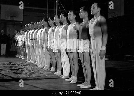 Varsovie, 1947-11-30.Mistrzostwa Polski W gimnastyce odbywaj¹ce siê W sali YMCA (Association chrétienne des jeunes hommes) przy ul.Konopnickiej.NZ. Zawodnicy przed rozpoczêciem konkurencji. po/mgs PAPVarsovie, le 30 novembre 1947.Le championnat polonais en athlétisme dans le hall YMCA de la rue Konopnicka.Photo : les participants au concours. po/mgs PAP Banque D'Images