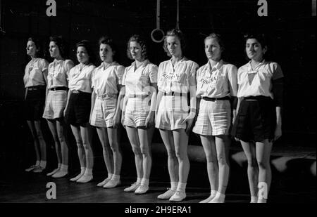 Varsovie, 1947-11-30.Mistrzostwa Polski W gimnastyce odbywaj¹ce siê W sali YMCA (Association chrétienne des jeunes hommes) przy ul.Konopnickiej.NZ. Zawodniczki przed rozpoczêciem konkurencji. po/mgs PAPVarsovie, le 30 novembre 1947.Le championnat polonais en athlétisme dans le hall YMCA de la rue Konopnicka.Photo : les participants au concours. po/mgs PAP Banque D'Images