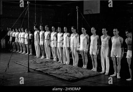 Varsovie, 1947-11-30.Mistrzostwa Polski W gimnastyce odbywaj¹ce siê W sali YMCA (Association chrétienne des jeunes hommes) przy ul.Konopnickiej.NZ. Zawodnicy przed rozpoczêciem konkurencji. po/mgs PAPVarsovie, le 30 novembre 1947.Le championnat polonais en athlétisme dans le hall YMCA de la rue Konopnicka.Photo : les participants au concours. po/mgs PAP Banque D'Images