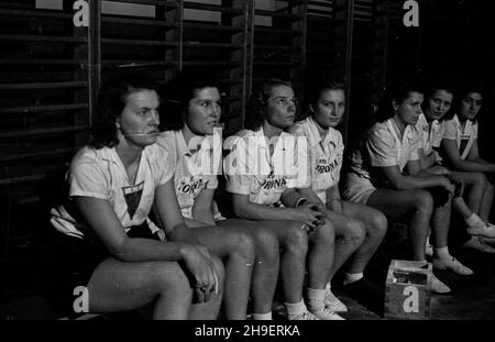 Varsovie, 1947-11-30.Mistrzostwa Polski W gimnastyce odbywaj¹ce siê W sali YMCA (Association chrétienne des jeunes hommes) przy ul.Konopnickiej.NZ. Zawodniczki przed konkurencj¹. po/mgs PAPVarsovie, le 30 novembre 1947.Le championnat polonais en athlétisme dans le hall YMCA de la rue Konopnicka.Photo : les participants au concours. po/mgs PAP Banque D'Images