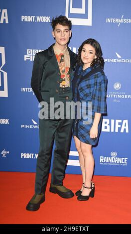 La photo doit être créditée ©Alpha Press 079965 05/12/2021 Max Harwood et Lauren Patel 24e British Independent film Awards BIFA 2021 à Londres Banque D'Images