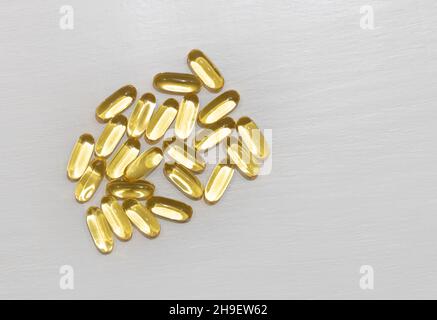 Capsules de vitamine Oméga gros plan sur la table blanche Banque D'Images