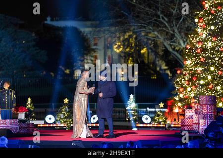 Washington, États-Unis d'Amérique.02 décembre 2021.Le rappeur LL Cool J, à droite, remercie le chanteur Billy porter après sa performance lors de la cérémonie nationale d'éclairage des arbres de Noël sur l'ellipse, le 2 décembre 2021 à Washington, D.C. crédit: Tami A. Heilemann/États-UnisService intérieur/Alamy Live News Banque D'Images