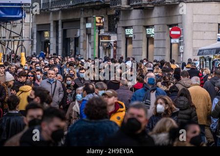 Barcelone, Espagne.06e décembre 2021.Des foules de personnes portant des masques faciaux sont vues dans la zone commerçante Portal d'Angel.Beaucoup de gens profitent de la deuxième journée de non-travail avec l'ouverture des magasins, pour faire des achats en prévision de Noël.Les acheteurs sont vus porter des masques faciaux protecteurs en raison des infections à Covid-19.Crédit : SOPA Images Limited/Alamy Live News Banque D'Images