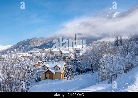 Le village de Saint léger les Melezes dans les Hautes-Alpes, couvert de neige en hiver.Station de ski dans le Parc National des Ecrins, Alpes françaises.France Banque D'Images