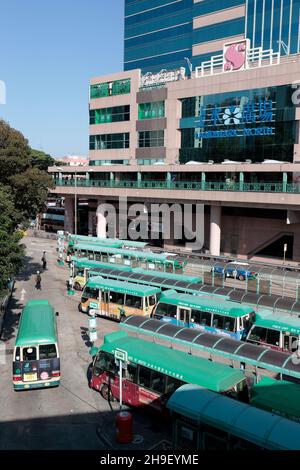 Public Light bus (minibus vert, 16 places) terminus adjacent à Landmark North et à la station de métro Sheung Shui, Hong Kong, Chine 14th nov 2021 Banque D'Images