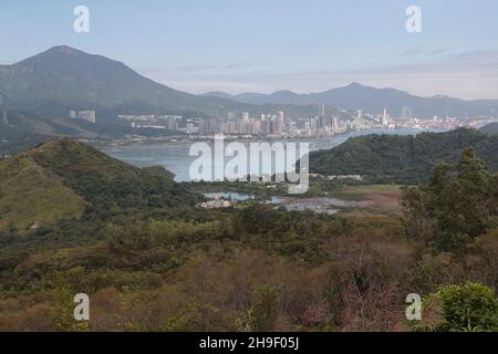 Vue sur Starling Inlet et Sha Tau Kok Town - ng Tung Shan, Chine, en haut à gauche - de Sir Edward Youde Pagoda, New Territories, Hong Kong 9th nov 2021 Banque D'Images