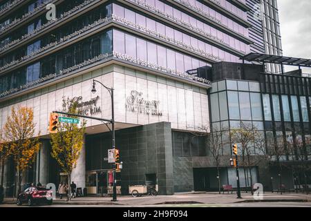 Vancouver, Canada - le 20 novembre 2021 : un hôtel de luxe « Fairmont Pacific Rim » dans le centre-ville de Vancouver, près de Canada place Banque D'Images