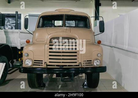 '7/31/2021 - Sharjah, eau: Camion 1969 Bedford RL un camion brun Royaume-Uni antique Classic. Banque D'Images