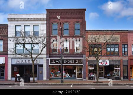 Corning, New York - 19 novembre 2021 : Market Street, dans le quartier de Gaffer, a bien conservé des bâtiments du XIXe siècle avec des magasins intéressants. Banque D'Images