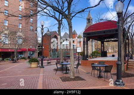Corning, New York - 19 novembre 2021 : Market Street, dans le quartier de Gaffer, a bien conservé des bâtiments du XIXe siècle autour de la place de la ville. Banque D'Images