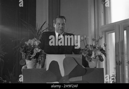 Varsovie, 1947-12-07.Obrady Rady Naczelnej Stronnictwa Ludowego W gmachu partii przy ul.Bagatela.NZ. Przemawia sekretarz generalny SL, wicepremier Antoni Korzycki. po/mgs PAPVarsovie, le 7 décembre 1947.Débats du Conseil principal du Parti paysan (SL) tenu au siège du parti sur la rue Bagatela.Photo : secrétaire général de SL, député, Antoni Korzycki, prenant la parole. po/mgs PAP Banque D'Images