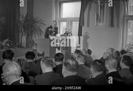 Varsovie, 1947-12-07.Obrady Rady Naczelnej Stronnictwa Ludowego W gmachu partii przy ul.Bagatela.NZ. Przemawia prise SL Wincenty Baranowski. po/mgs PAPVarsovie, le 7 décembre 1947.Débats du Conseil principal du Parti paysan (SL) tenu au siège du parti sur la rue Bagatela.Photo: Chef de SL Wincenty Baranowski parlant. po/mgs PAP Banque D'Images