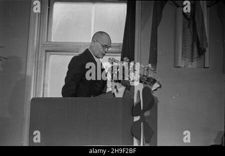 Varsovie, 1947-12-07.Obrady Rady Naczelnej Stronnictwa Ludowego W gmachu partii przy ul.Bagatela.NZ. Przemawia prise SL Wincenty Baranowski. po/mgs PAPVarsovie, le 7 décembre 1947.Débats du Conseil principal du Parti paysan (SL) tenu au siège du parti sur la rue Bagatela.Photo: Chef de SL Wincenty Baranowski parlant. po/mgs PAP Banque D'Images