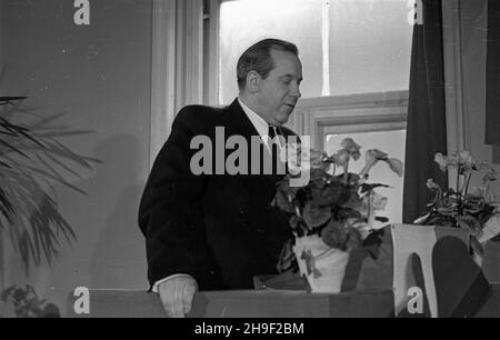 Varsovie, 1947-12-07.Obrady Rady Naczelnej Stronnictwa Ludowego W gmachu partii przy ul.Bagatela.NZ. Przemawia sekretarz generalny SL, wicepremier Antoni Korzycki. po/mgs PAPVarsovie, le 7 décembre 1947.Débats du Conseil principal du Parti paysan (SL) tenu au siège du parti sur la rue Bagatela.Photo : secrétaire général de SL, député, Antoni Korzycki, prenant la parole. po/mgs PAP Banque D'Images