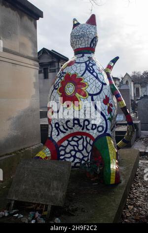 Un chat pour Ricardo, la tombe de Ricardo Menon une sculpture de Niki de Saint Phalle dans le cimetière Montparnasse, Paris, France Banque D'Images