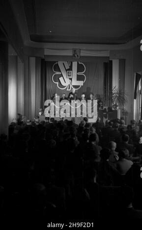 Varsovie, 1947-12-07.Obrady Rady Naczelnej Stronnictwa Ludowego W gmachu partii przy ul.Bagatela.NZ. Widok ogólny sali i prezydium Rady. po/mgs PAPVarsovie, le 7 décembre 1947.Débats du Conseil principal du Parti paysan (SL) sur la rue Bagatela.Une vue générale sur la salle de débat et le présidium. po/mgs PAP Banque D'Images