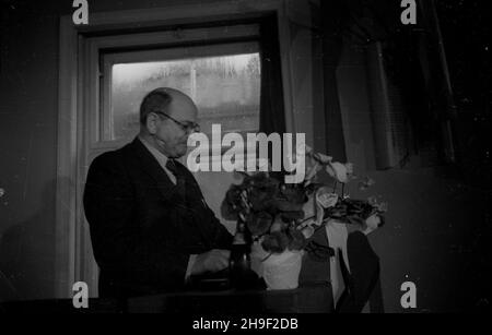 Varsovie, 1947-12-07.Obrady Rady Naczelnej Stronnictwa Ludowego W gmachu partii przy ul.Bagatela.NZ. Przemawia marsza³ek Sejmu W³adys³aw Kowalski. po/mgs PAPVarsovie, le 7 décembre 1947.Débats du Conseil principal du Parti paysan tenus au siège du parti, rue Bagatela.Photo: Sejm Speaker Wladyslaw Kowalski Speaking. po/mgs PAP Banque D'Images