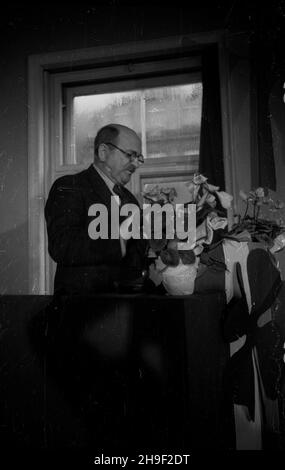 Varsovie, 1947-12-07.Obrady Rady Naczelnej Stronnictwa Ludowego W gmachu partii przy ul.Bagatela.NZ. Przemawia marsza³ek Sejmu W³adys³aw Kowalski. po/mgs PAPVarsovie, le 7 décembre 1947.Débats du Conseil principal du Parti paysan tenus au siège du parti, rue Bagatela.Photo: Sejm Speaker Wladyslaw Kowalski Speaking. po/mgs PAP Banque D'Images