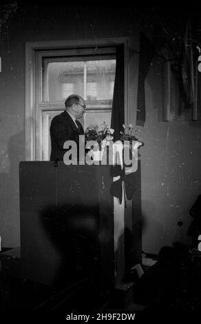 Varsovie, 1947-12-07.Obrady Rady Naczelnej Stronnictwa Ludowego W gmachu partii przy ul.Bagatela.NZ. Przemawia marsza³ek Sejmu W³adys³aw Kowalski. po/mgs PAPVarsovie, le 7 décembre 1947.Débats du Conseil principal du Parti paysan tenus au siège du parti, rue Bagatela.Photo: Sejm Speaker Wladyslaw Kowalski Speaking. po/mgs PAP Banque D'Images