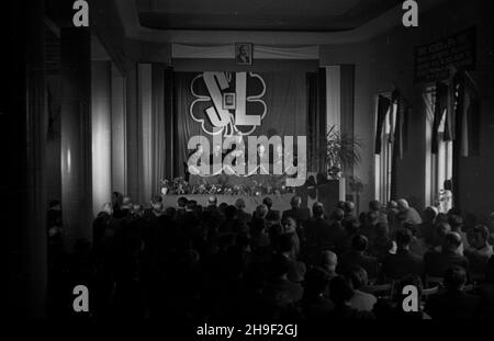 Varsovie, 1947-12-07.Obrady Rady Naczelnej Stronnictwa Ludowego W gmachu partii przy ul.Bagatela.NZ. Widok ogólny sali i prezydium Rady. po/mgs PAPVarsovie, le 7 décembre 1947.Débats du Grand Conseil du Parti paysan (SL) sur la rue Bagatela. Vue générale sur la salle des débats et le présidium. po/mgs PAP Banque D'Images