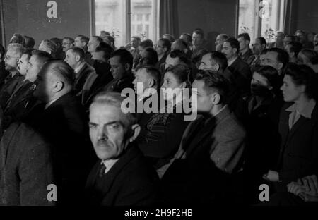 Varsovie, 1947-12-07.Obrady Rady Naczelnej Stronnictwa Ludowego W gmachu partii przy ul.Bagatela.NZ. Uczestnicy na sali obrad. po/mgs PAPVarsovie, le 7 décembre 1947.Débats du Conseil principal du Parti paysan (SL) sur la rue Bagatela.Photo : la salle de débat. po/mgs PAP Banque D'Images
