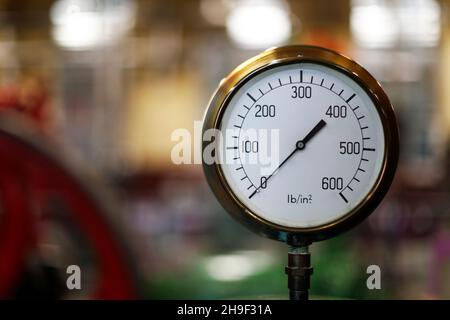 Un manomètre sur un moteur à vapeur est maintenant exposé au musée industriel de Bradford. Banque D'Images