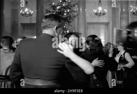 Varsovie, 1947-12-31.Bal Sylwestrowy W Urzêdzie Rady Ministrów (al.Ujazdowskie) z udzia³em 1500 goœci.NZ. ministre obrony narodowej, marsza³ek RP Micha³ Rola-¯ymierski tañczy z ¿on¹ premiera Józefa Cyrankiewicza, aktork¹ Nin¹ Andrycz. bb/gr PAPVarsovie, le 31 décembre 1947.La fête de la Saint-Sylvestre dans un QG du Conseil des ministres (à Ujazdowskie Alley) a réuni 1500 invités.Photo : Ministre de la Défense, Maréchal de Pologne Michal Rola-Zymierski dansant avec l'actrice, Nina Andrycz, épouse du PM Jozef Cyrankiewicz. bb/gr PAP Banque D'Images