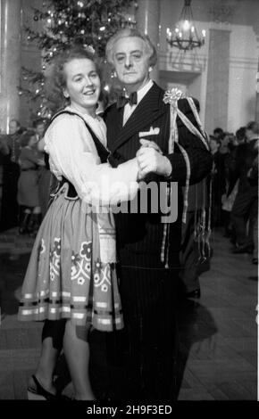 Varsovie, 1947-12-31.Bal Sylwestrowy W Urzêdzie Rady Ministrów (al.Ujazdowskie) z udzia³em 1500 goœci.NZ. m.in.Aleksander Sobiszewski (P) - tancerz, choreograf i pedagog, prezes Zwi¹zku Artystów Baletu i Nauczycieli Tañca. bb/gr PAPVarsovie, le 31 décembre 1947.La fête de la Saint-Sylvestre dans un QG du Conseil des ministres (à Ujazdowskie Alley) a réuni 1500 invités.Photo : Aleksander Sobiszewski, danseuse, chorégraphe, éducatrice, présidente du Syndicat des artistes de ballet et des éducateurs de danse. bb/gr PAP Banque D'Images