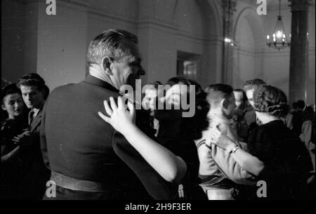 Varsovie, 1947-12-31.Bal Sylwestrowy W Urzêdzie Rady Ministrów (al.Ujazdowskie) z udzia³em 1500 goœci.NZ. ministre obrony narodowej, marsza³ek RP Micha³ Rola-¯ymierski tañczy z ¿on¹ premiera Józefa Cyrankiewicza, aktork¹ Nin¹ Andrycz. bb/gr PAPVarsovie, le 31 décembre 1947.La fête de la Saint-Sylvestre dans un QG du Conseil des ministres (à Ujazdowskie Alley) a réuni 1500 invités.Photo : Ministre de la Défense, Maréchal de Pologne Michal Rola-Zymierski dansant avec l'actrice, Nina Andrycz, épouse du PM Jozef Cyrankiewicz. bb/gr PAP Banque D'Images