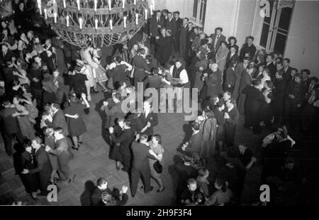 Varsovie, 1947-12-31.Bal Sylwestrowy W Urzêdzie Rady Ministrów (al.Ujazdowskie) z udzia³em 1500 goœci. bb/gr PAPVarsovie, le 31 décembre 1947.La fête de la Saint-Sylvestre dans un QG du Conseil des ministres (à Ujazdowskie Alley) a réuni 1500 invités. bb/gr PAP Banque D'Images