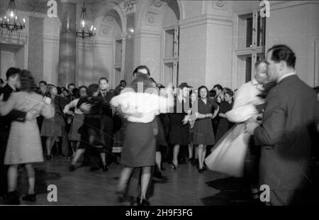 Varsovie, 1947-12-31.Bal Sylwestrowy W Urzêdzie Rady Ministrów (al.Ujazdowskie) z udzia³em 1500 goœci. bb/gr PAPVarsovie, le 31 décembre 1947.La fête de la Saint-Sylvestre dans un QG du Conseil des ministres (à Ujazdowskie Alley) a réuni 1500 invités. bb/gr PAP Banque D'Images