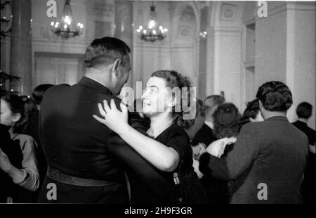 Varsovie, 1947-12-31.Bal Sylwestrowy W Urzêdzie Rady Ministrów (al.Ujazdowskie) z udzia³em 1500 goœci.NZ. ministre obrony narodowej, marsza³ek RP Micha³ Rola-¯ymierski tañczy z ¿on¹ premiera Józefa Cyrankiewicza, aktork¹ Nin¹ Andrycz. bb/gr PAPVarsovie, le 31 décembre 1947.La fête de la Saint-Sylvestre dans un QG du Conseil des ministres (à Ujazdowskie Alley) a réuni 1500 invités.Photo : Ministre de la Défense, Maréchal de Pologne Michal Rola-Zymierski dansant avec l'actrice, Nina Andrycz, épouse du PM Jozef Cyrankiewicz. bb/gr PAP Banque D'Images