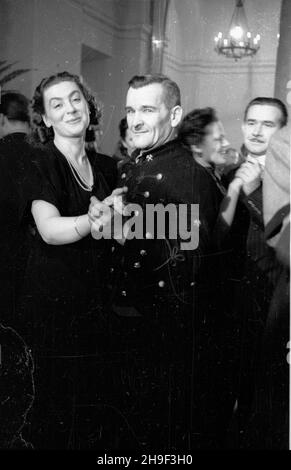 Varsovie, 1947-12-31.Bal Sylwestrowy W Urzêdzie Rady Ministrów (al.Ujazdowskie) z udzia³em 1500 goœci.NZ.¿a premiera Józefa Cyrankiewicza, aktorka Nina Andrycz tañczy z górnikiem. bb/gr PAPVarsovie, le 31 décembre 1947.La fête de la Saint-Sylvestre dans un QG du Conseil des ministres (à Ujazdowskie Alley) a réuni 1500 invités.Photo : actrice, Nina Andrycz, femme du PM Jozef Cyrankiewicz, dansant avec le mineur. bb/gr PAP Banque D'Images