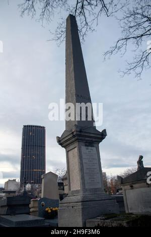 Obélisque et la Tour Montparnasse, Cimetière Montparnasse Paris, France Banque D'Images