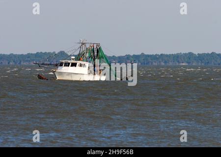 Un bateau à crevettes trouvé le long de la côte de l'île Fripp, Caroline du Sud, États-Unis. Banque D'Images