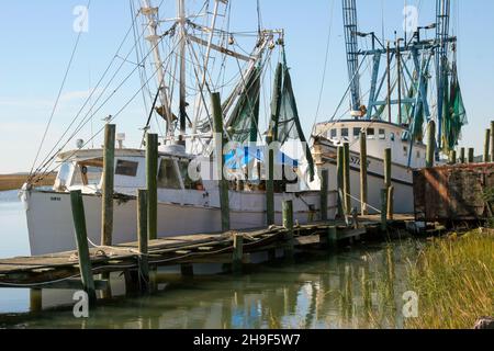 Des bateaux à crevettes amarrés au quai le long de la côte de Caroline du Sud (États-Unis) à Fripp Island. Banque D'Images