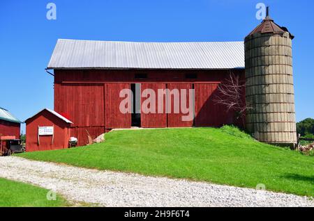 Lagrange, Indiana, États-Unis.Une grange rouge au milieu du pays Amish, dans le nord-est de l'Indiana. Banque D'Images