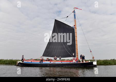 wherry albion naviguant le long de la rivière thurne à ludham norfolk en angleterre Banque D'Images