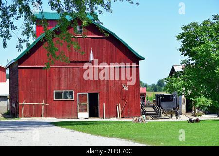 Lagrange, Indiana, États-Unis.Une grange rouge au milieu du pays Amish, dans le nord-est de l'Indiana. Banque D'Images