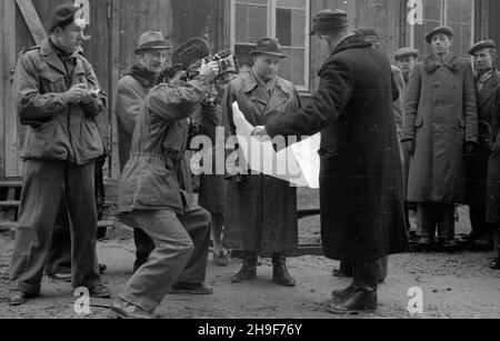 Varsovie, 1948-01.PL.Trzech Krzy¿y.Budowa siedziby Ministerstwa Przemys³u i Handlu.Gmach wg projektu Stanis³awa Rych³owskiego i Stanis³awa Bieñkuñskiego wznoszono W latach 1946-48.W konstrukcji budynku zastosowano nowatorskie rozwi¹zania, m.in. Pustaki produkowane na miejescu z mielonego gruzu (tzw. Gruzobeton).NZ. In¿ynierowie na placu budowy.Na pierwszym planie operator Polskiej Kroniki Filmowej. po/mgs PAP Dok³adny dziewydarzenia nieustalony.Varsovie, janvier 1948.Carré à trois croix.Construction du siège social du ministère de l'Industrie et du Commerce.Le buiding conçu par Stanislaw Rychlowski an Banque D'Images