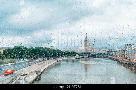 Vue à travers le verre avec raindrops de la rivière Moskva, Kotelnicheskaya Embankment Building à Moscou, Russie Banque D'Images