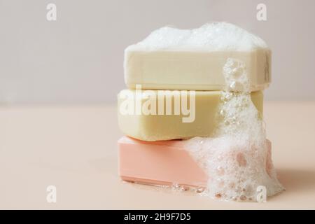 Une barre de savon biologique fait main avec de grandes bulles de mousse.Santé beauté produits naturels concept.Cosmétiques biologiques. Banque D'Images